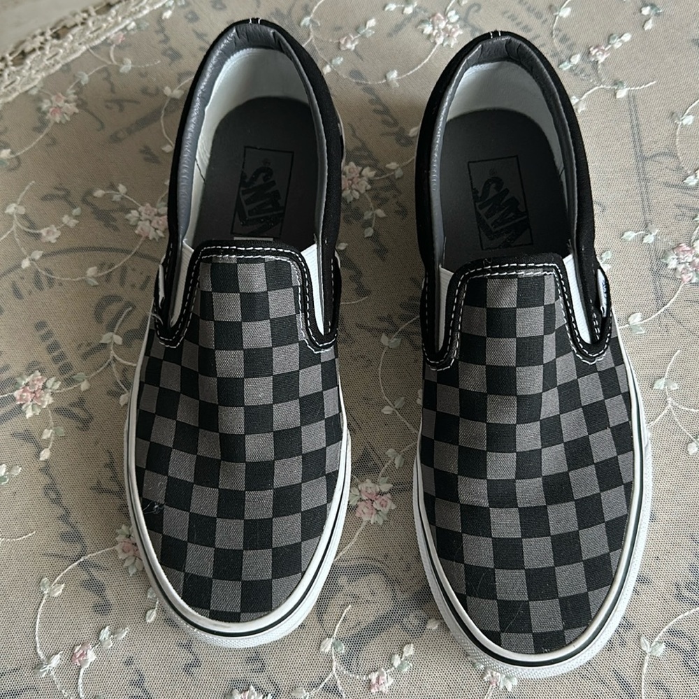 VANS SLIP-ON CHECKERED SNEAKER
WOMANS US SIZE 9; MENS US SIZE
Black and gray